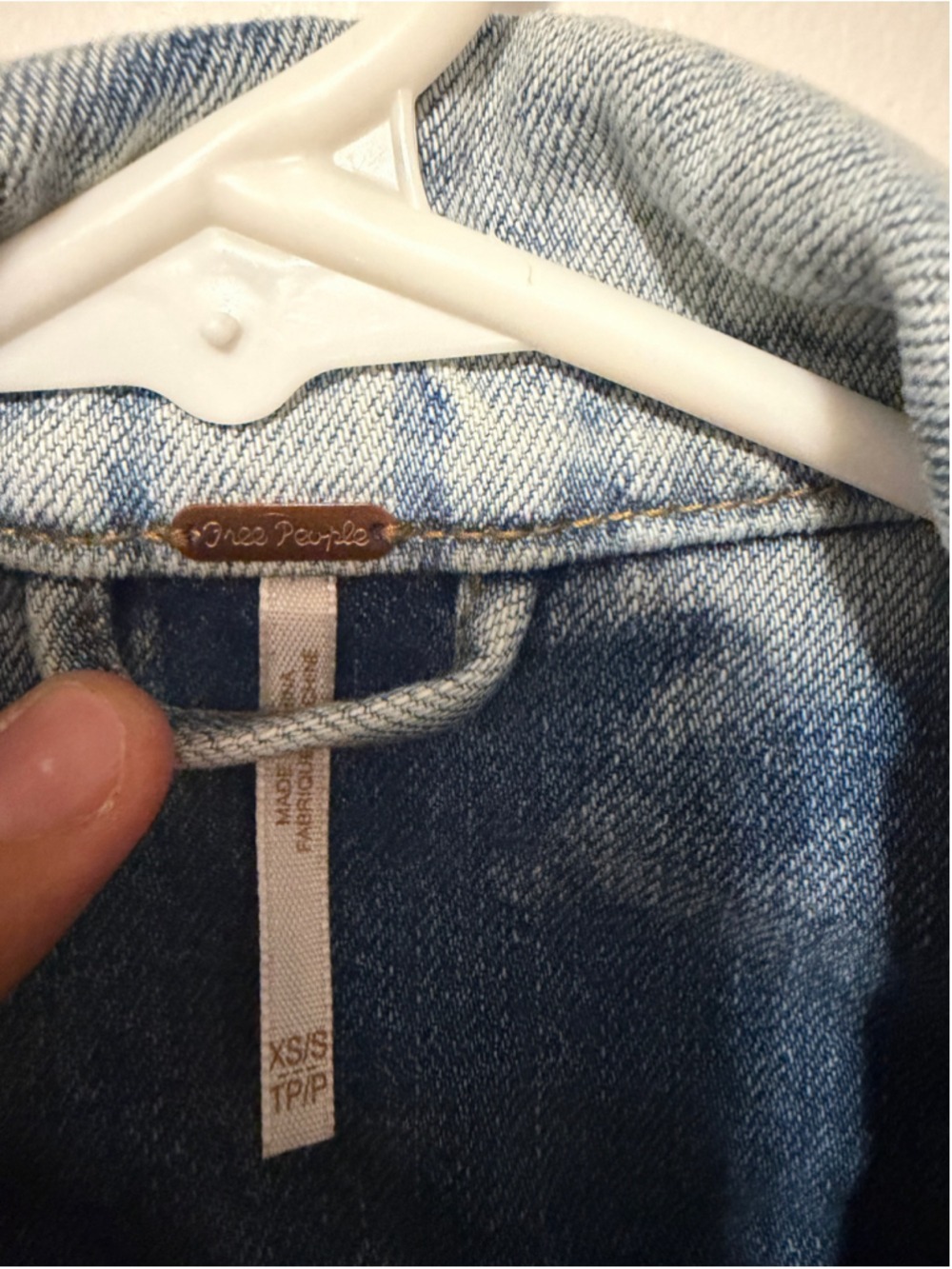 Free People Women’s XS Light Wash Denim Jean Jacket Button Front Distressed - Picture 3 of 6